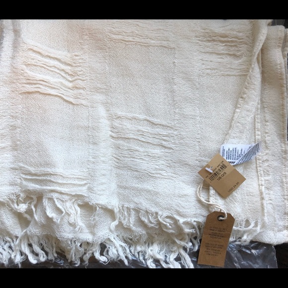 Beautiful NWT American Eagle Scarf/Wrap - Picture 3 of 4